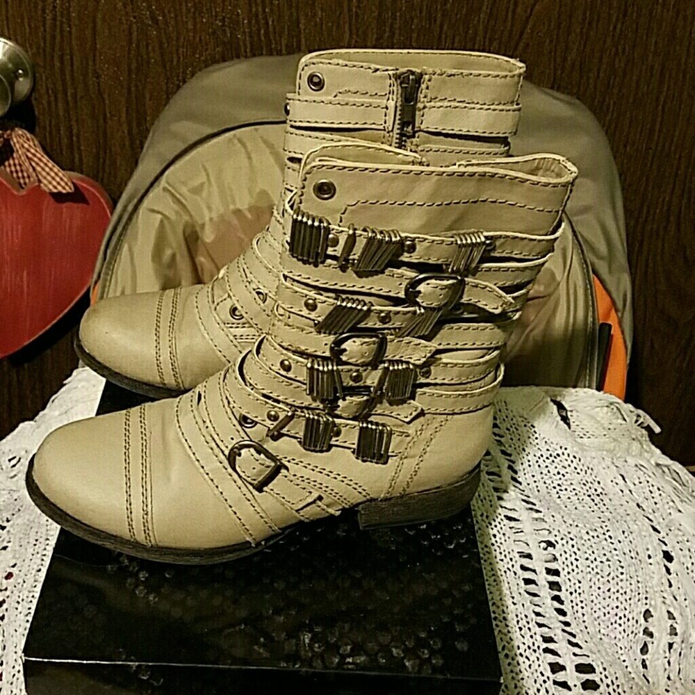 STEVEN MADDEN BOOTS-BUKLE DETAIL